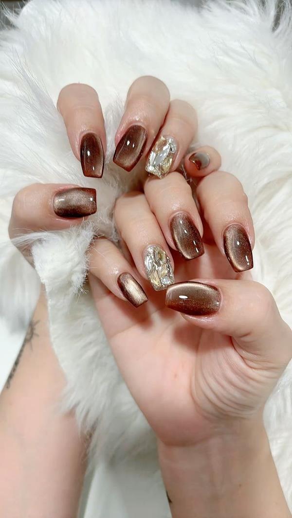 Hình nail mắt mèo màu nâu móng vuông