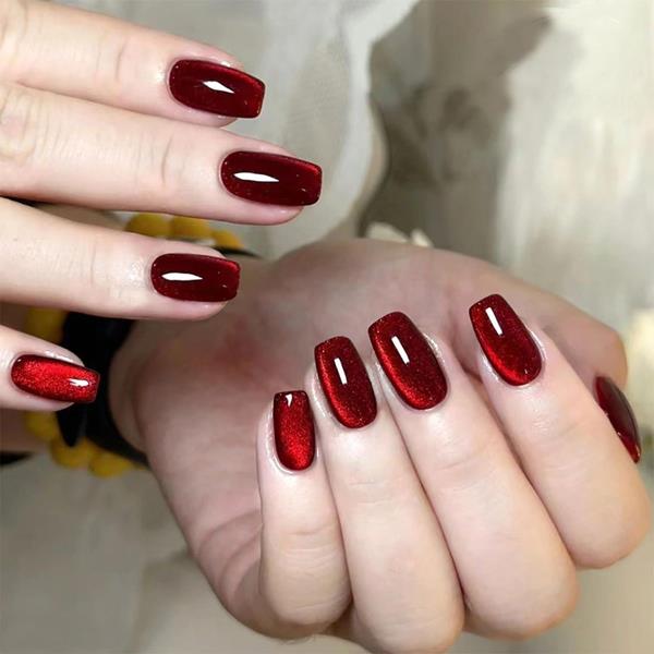 Móng tay mắt mèo màu đỏ quyến rũ