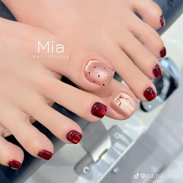 Ảnh nail chân mắt mèo màu đỏ đáng yêu