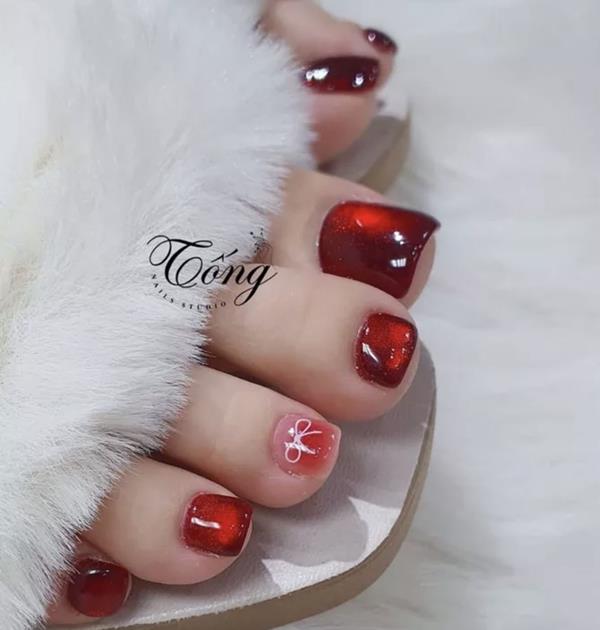 Ảnh nail chân mắt mèo màu đỏ tinh tế