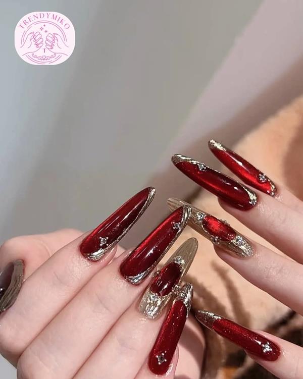Hình nail tay mắt mèo màu đỏ đính đá