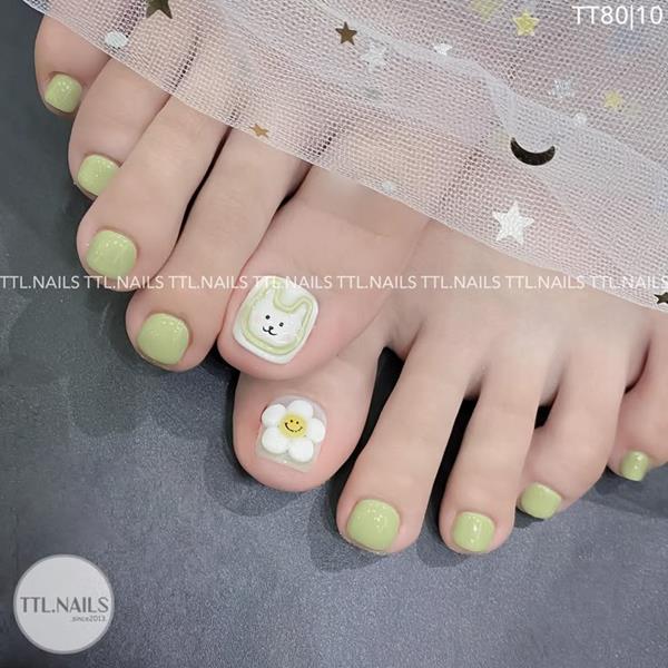 Sơn móng chân màu xanh bơ dễ thương