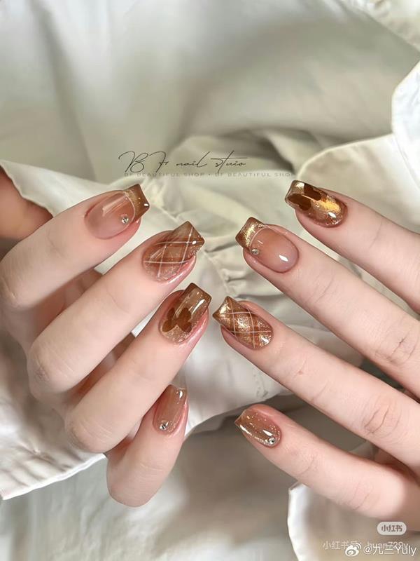 Móng tay nâu nhạt sang chảnh