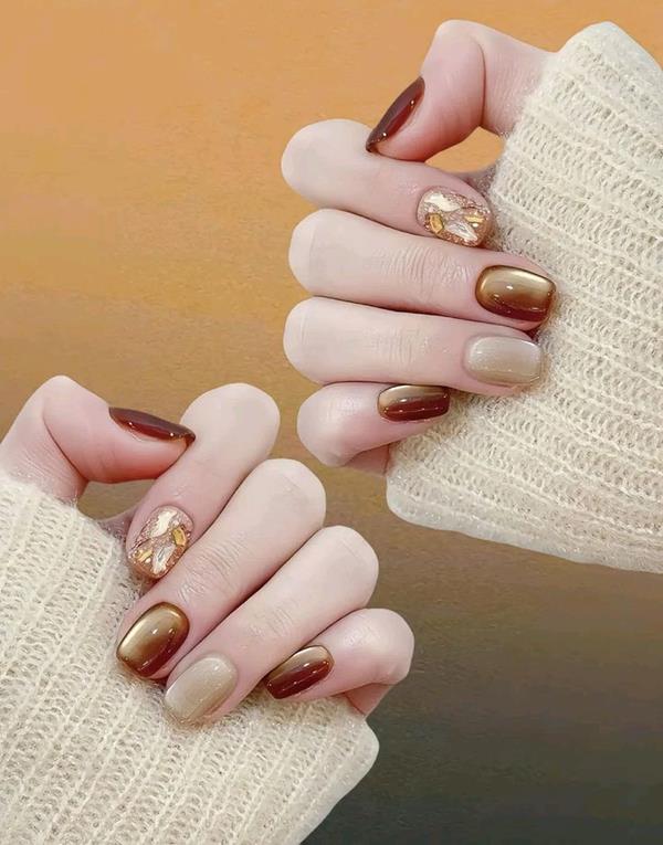 Móng tay màu nâu mắt mèo ấn tượng