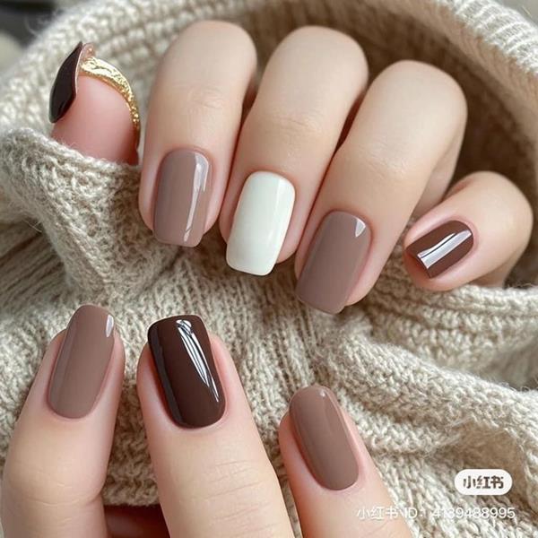 Nail màu nâu đất cổ điển