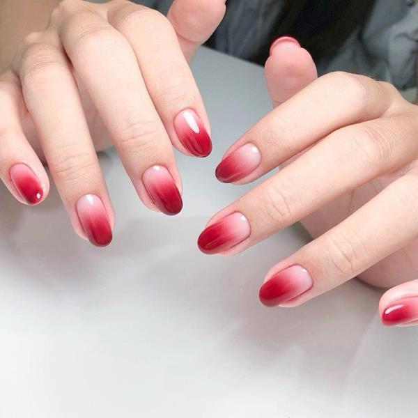 Móng ombre đỏ trắng đơn giản