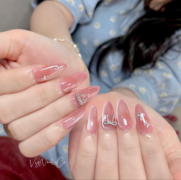 Mẫu móng tay màu hồng thạch dễ thương