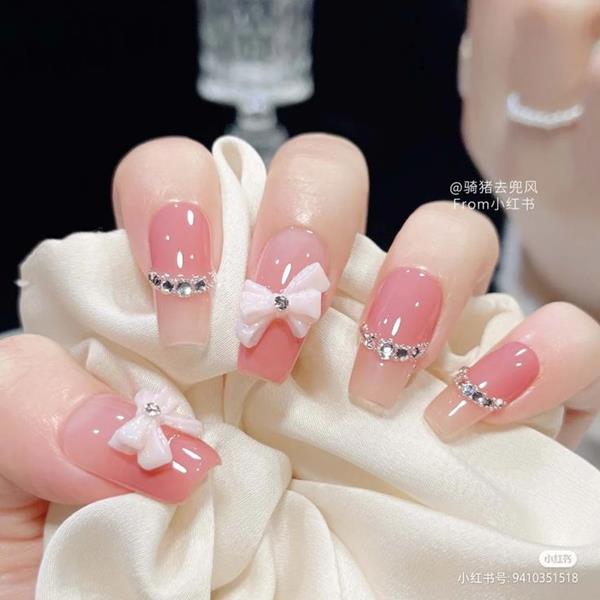 Nail màu hồng sữa đính charm dễ thương