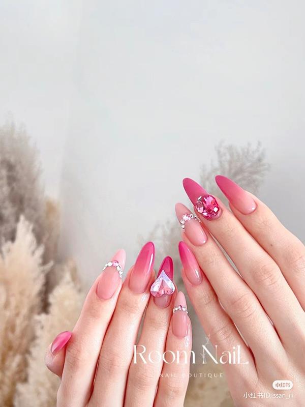 Mẫu nail màu hồng cánh sem móng nhọn
