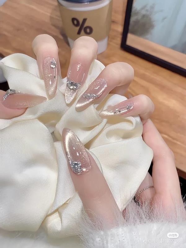 Mẫu móng tay mắt mèo kim cương màu hồng