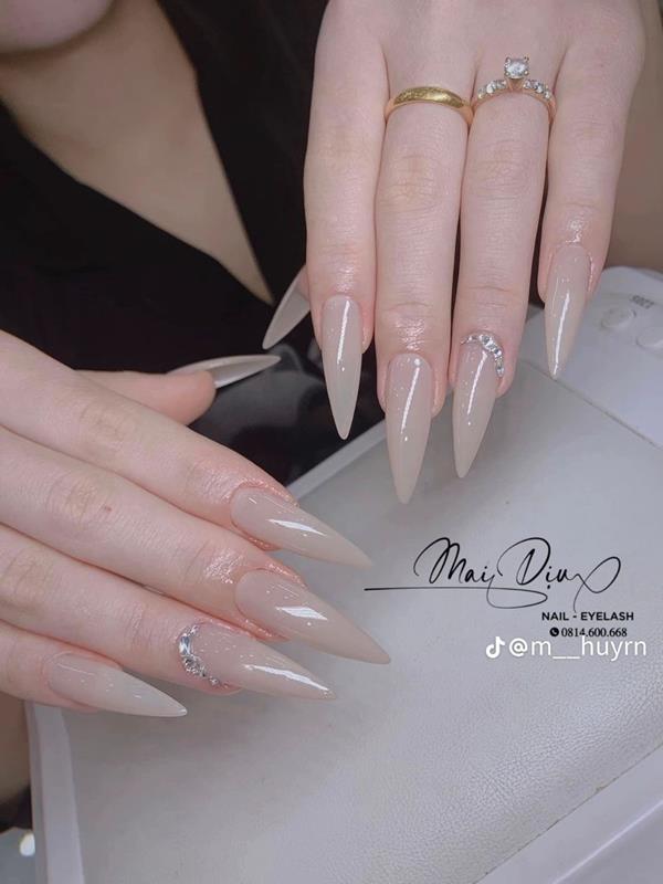 Nail móng nhọn đính đá đẹp nhẹ nhàng