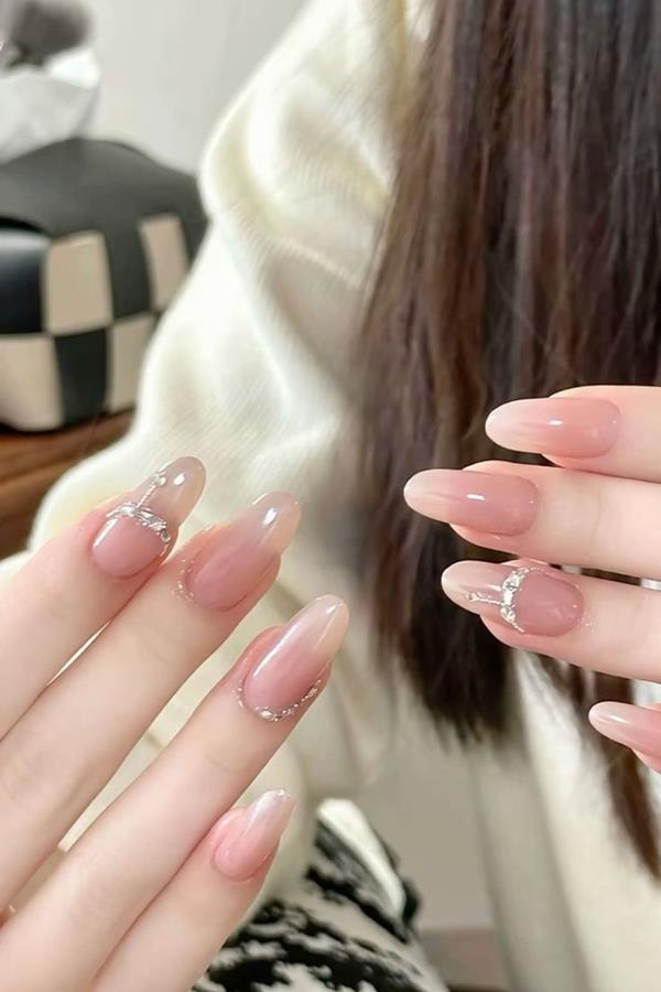 Nail đẹp nhẹ nhàng móng nhọn tròn đính đá