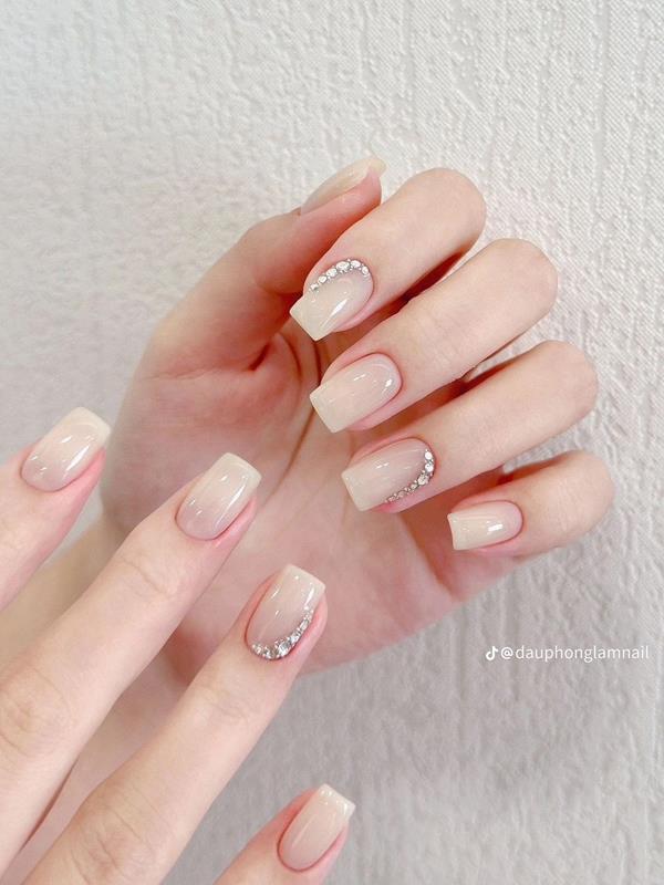 Nail ngắn móng vuông đính đá đẹp nhẹ nhàng