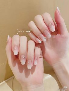 Nail ngắn móng vuông đẹp nhẹ nhàng đính đá
