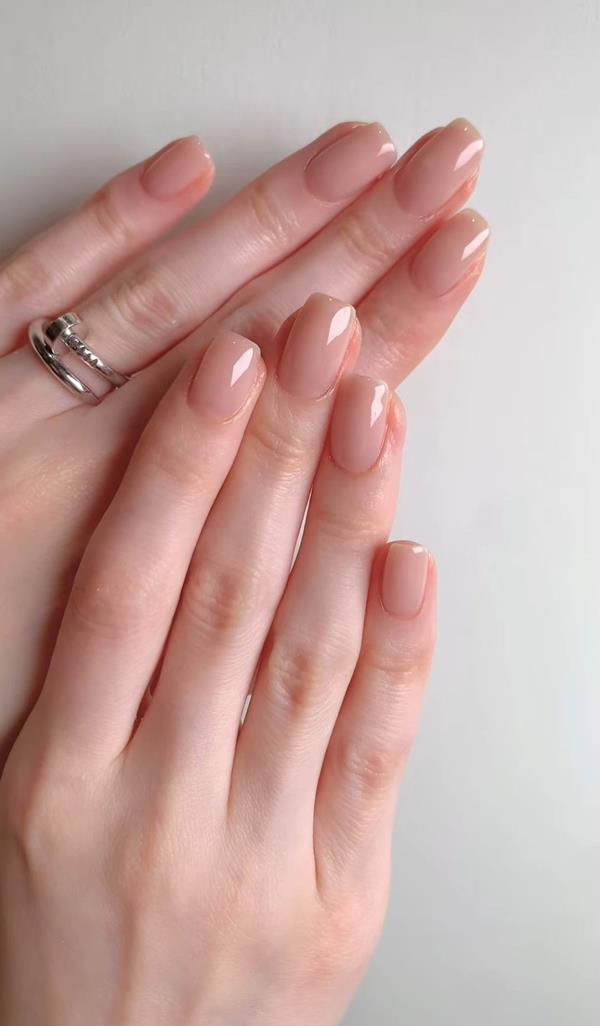 Móng tay sơn màu nude tone sáng đẹp