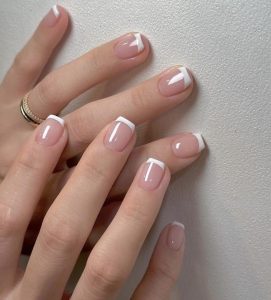 Nail tay nhẹ nhàng màu hồng sơn đầu móng trắng
