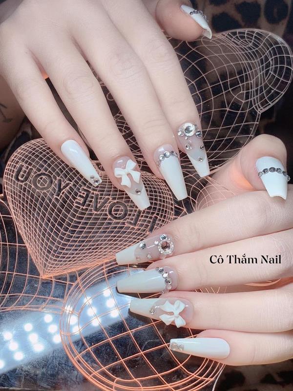 Nail tay màu trắng đính đá sang chảnh