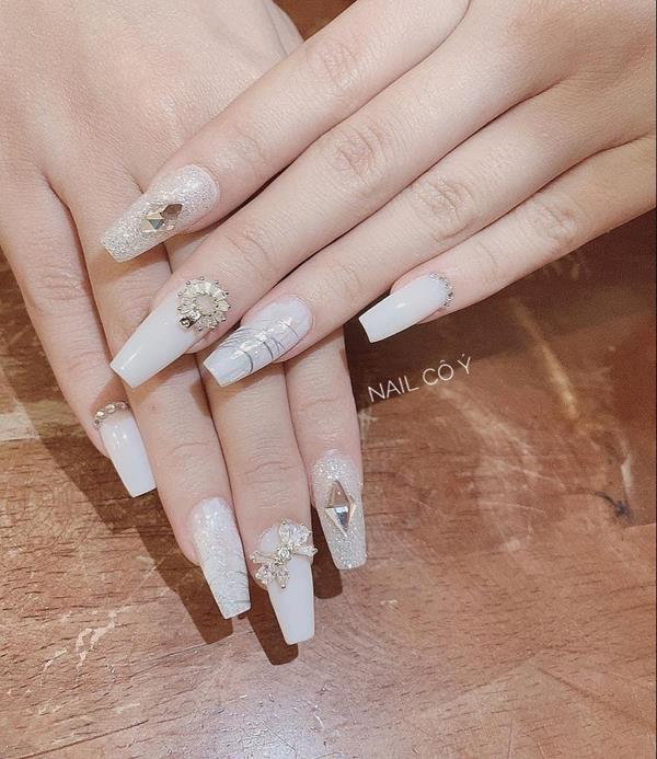 Nail tay màu trắng đính đá sang trọng