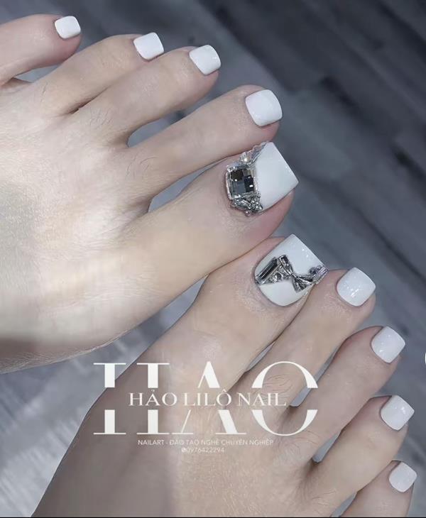 Mẫu móng chân màu trắng đính đá đẹp