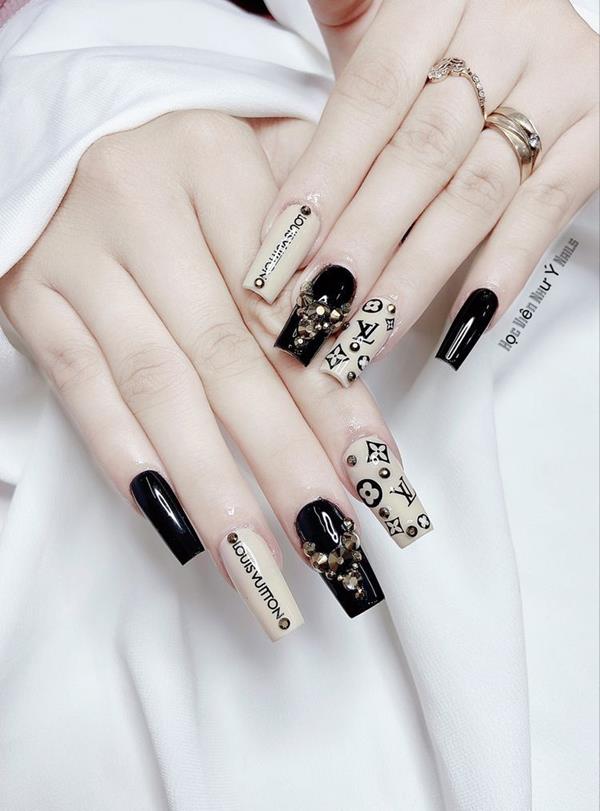 Nail tay tone màu đen trắng gucci sang chảnh