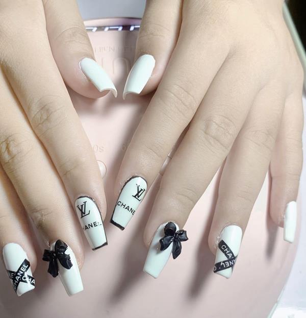 Nail tay tone màu đen trắng LV cực sang