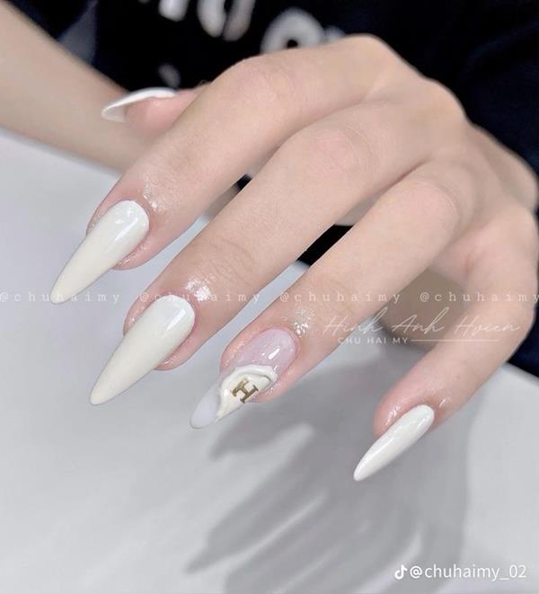 Nail tay móng nhọn màu trắng sữa