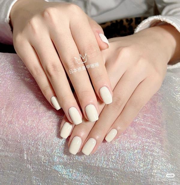 Móng tay sơn màu trắng sữa