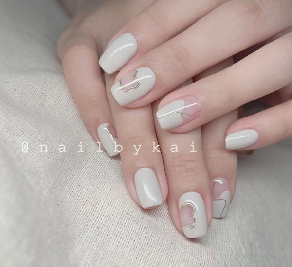 Nail tay móng vuông màu trắng sữa