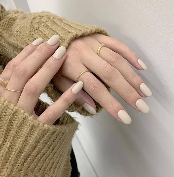 Mẫu nail tay sơn màu trắng sữa