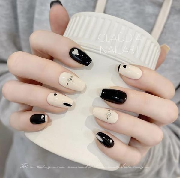 Mẫu móng tay màu đen trắng dễ thương