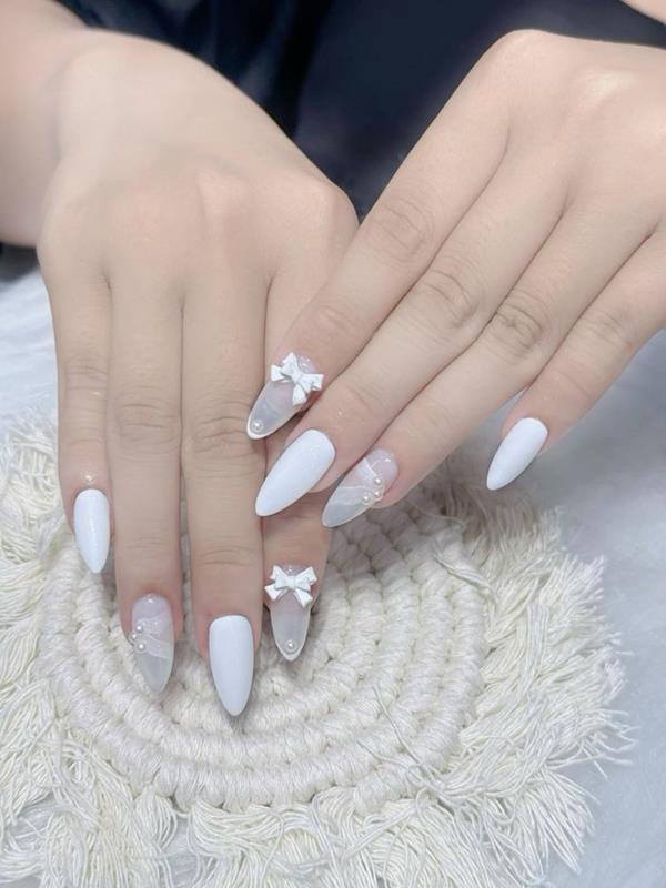 Móng tay cô dâu màu trắng cho ngày cưới