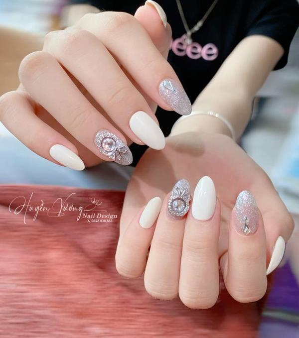 Móng tay màu trắng đính đá sang chảnh