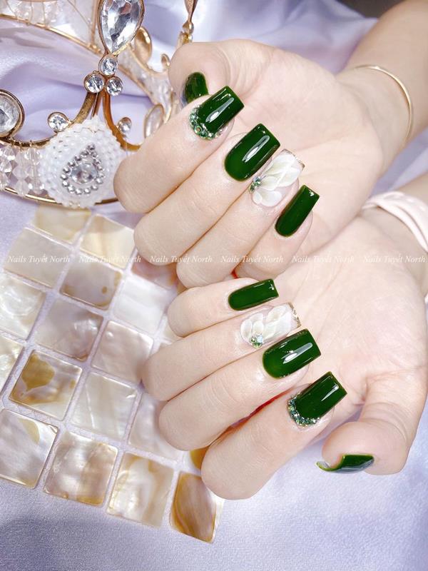 Nail màu xanh rêu đính đá sang