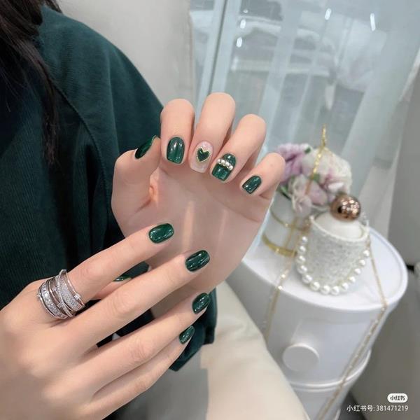 Nail màu xanh rêu đính đá đơn giản