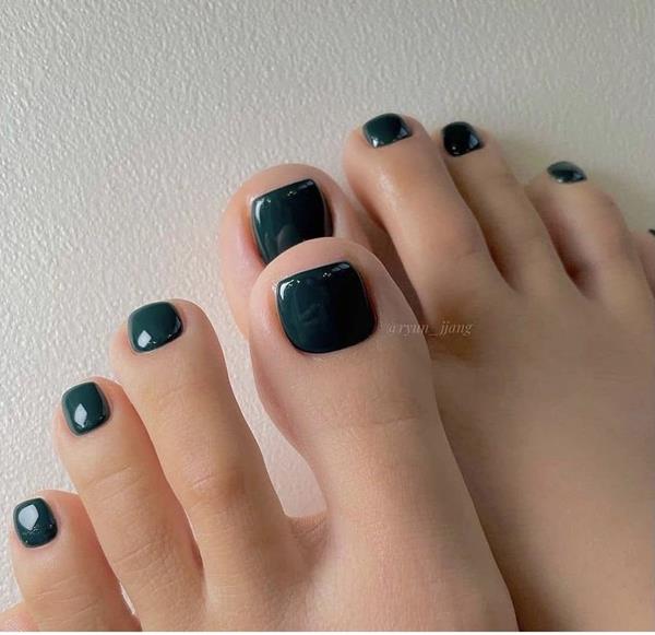 Móng chân đẹp màu xanh rêu sậm màu