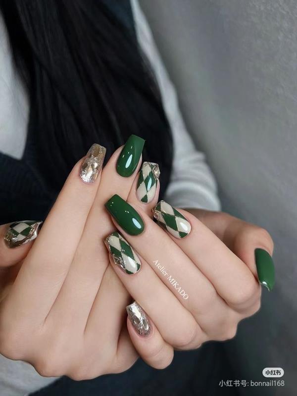 Móng tay màu xanh rêu kẻ sọc caro