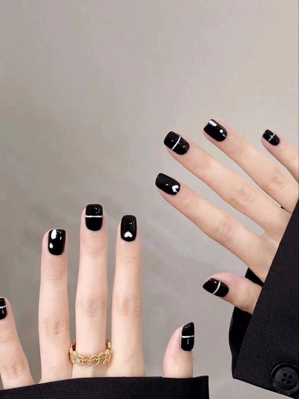 Mẫu sơn gel tay đơn giản màu đen